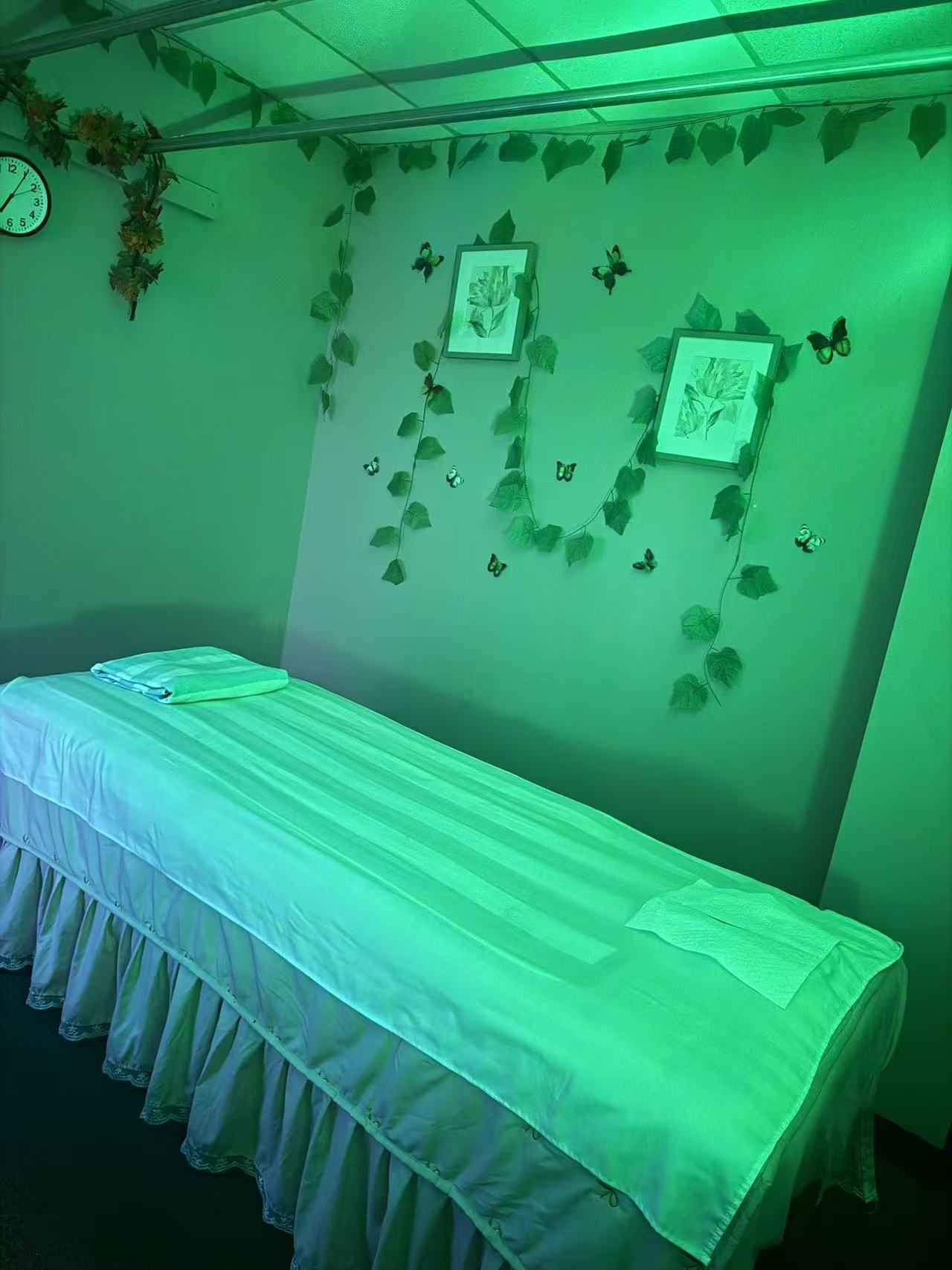 Kamu Foot Spa - Green-lit massage room